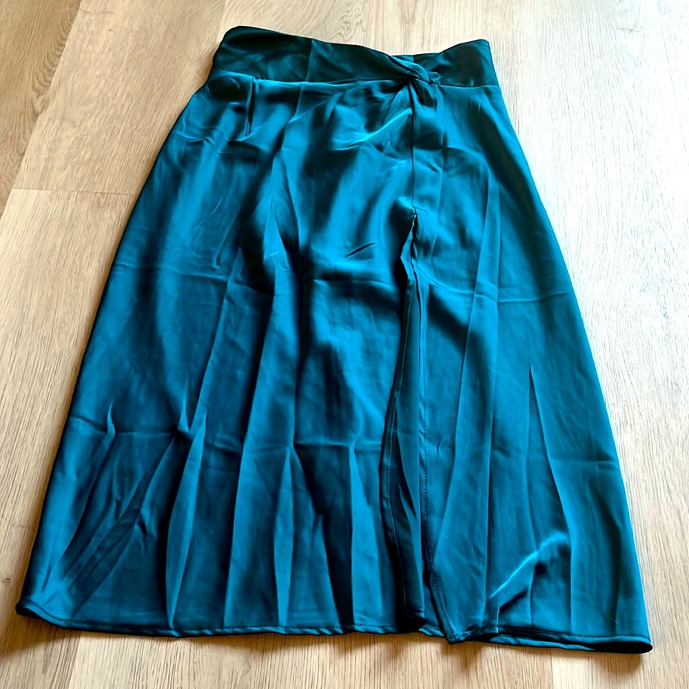 Waist high skirt w slit